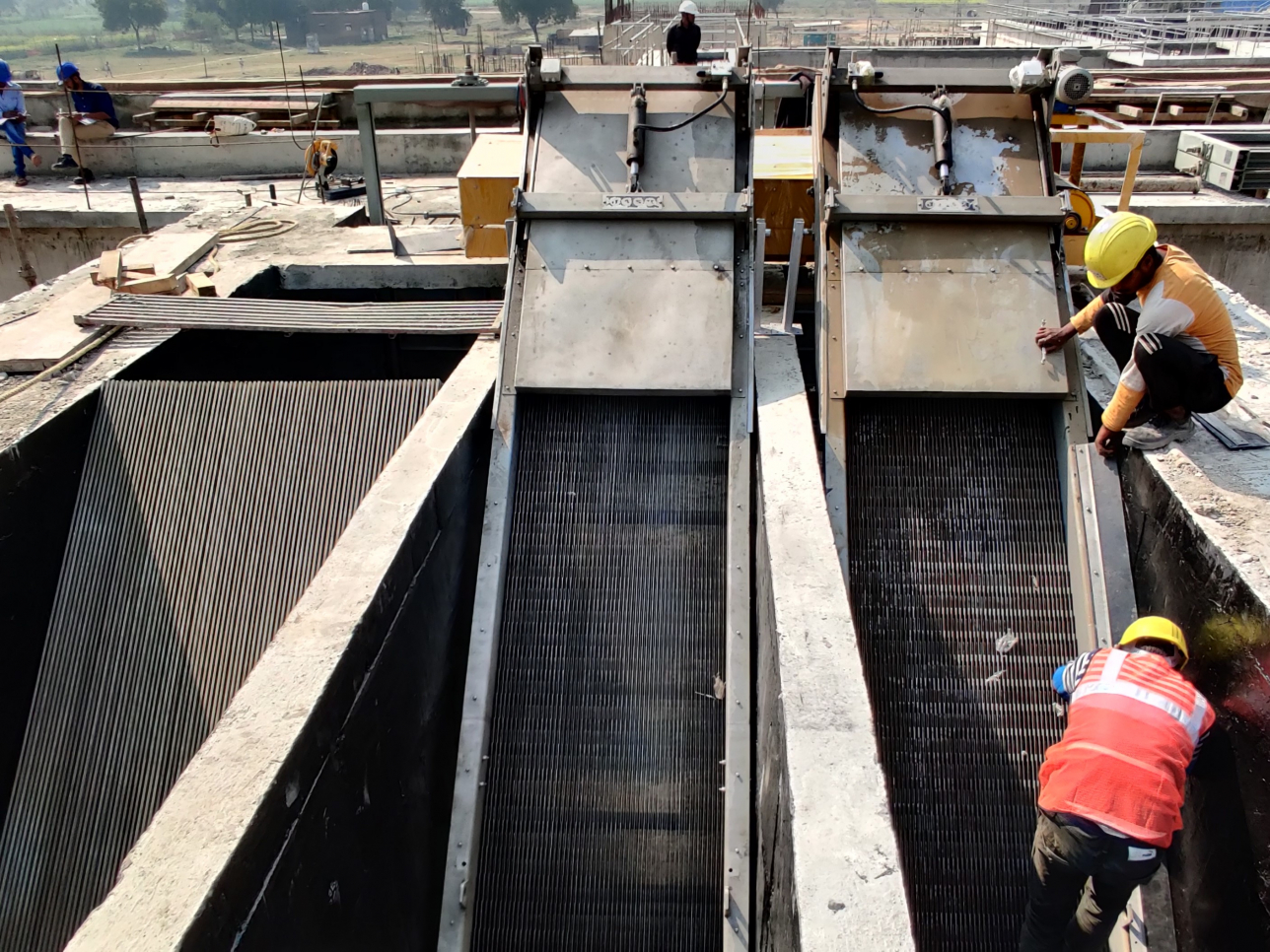 Mechanical Manual Fine Screens & Belt Conveyor